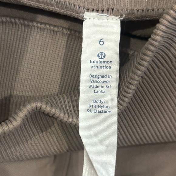 Lululemon Reveal Crop Precision in Lunar rock - size 4 - Picture 3 of 5